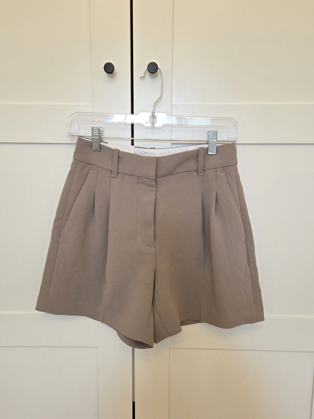 Aritzia Effortless Shorts in Nomad Taupe (Size 2, Mid-Thigh)